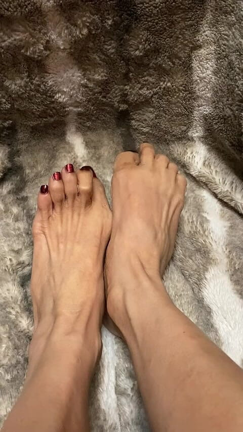 Naelor: Melove - sexy dedos largos y pies pequeños en la manta