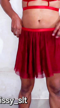 Shemale seksi bersenam dan menunjukkan kelentit kecilnya dan bermain dengan dildo putih