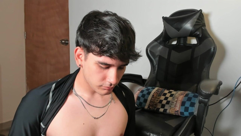 Leo J: Trẻ Latino hút dương vật giả và thủ dâm