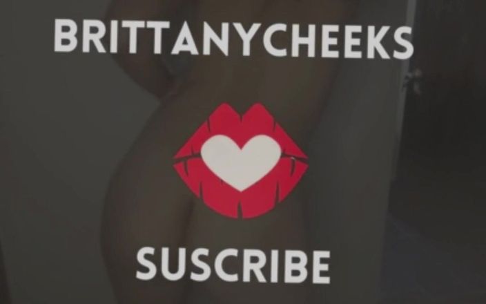 Brittany Cheeks: Britanny spuit op de patio van haar huis