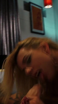 Lexi belle stöhnt, als er seinen riesigen schwanz tief in ihr schiebt