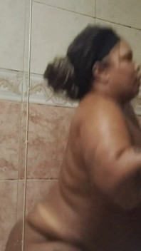 Sexo en la ducha caliente con esta gordita