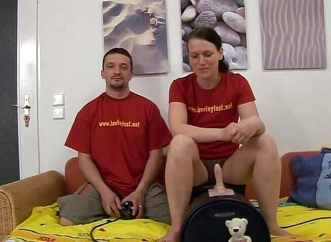 Sex Toy Entertainment: Casting brunetka s malými kozami svádí kundičku se sybian