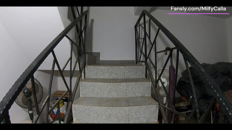 MilfyCalla: Orgasme doré dans les escaliers, doigts mouillés et gémissements bruyants 244la...