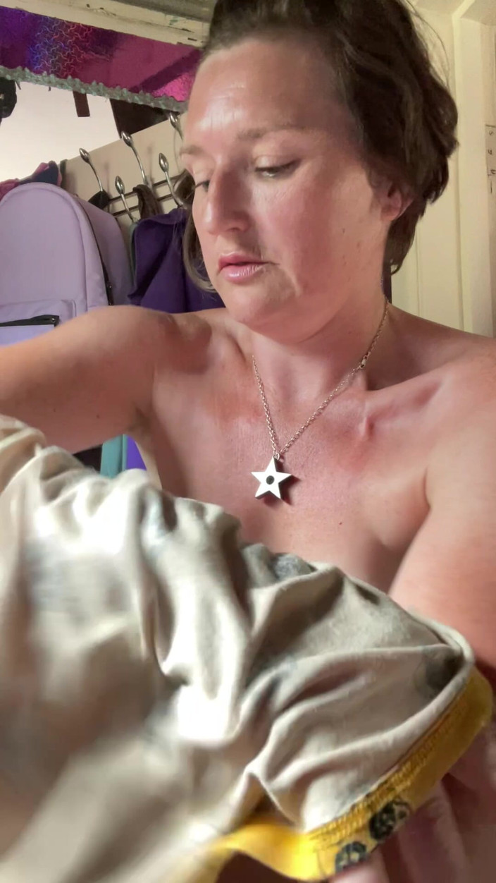 MistressWriggler: Ляскаючи По Сонцезахисному Крему, Щоб Займатися Садівництвом Топлес, Але Мене Спіймали