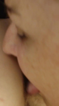 Orgasm lesbian cu cur la gură