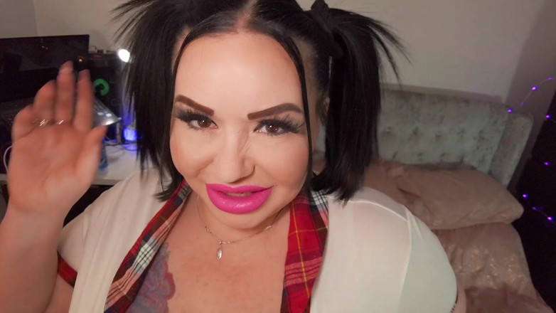 Mia MILF: Милфа-толстушка с большими сиськами в студенческом наряде показывает нам свои навыки
