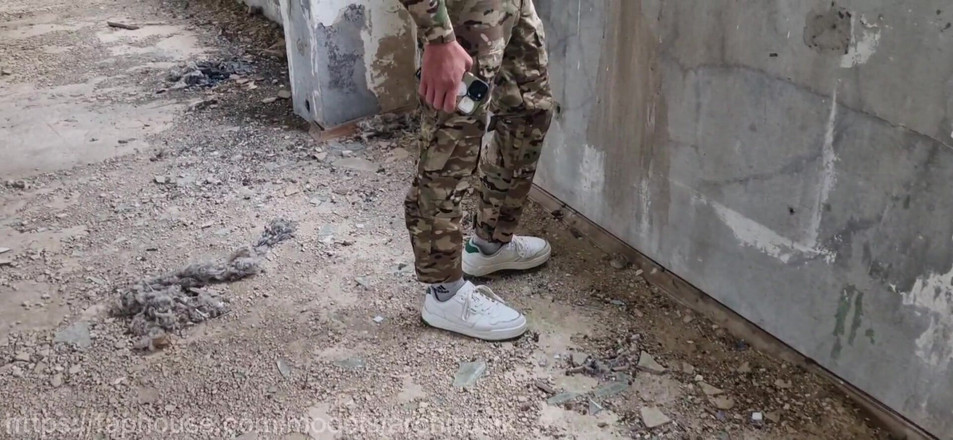 ArchiRusik: En militär sergeant avslutades av ett par ynkryggar och knullades...