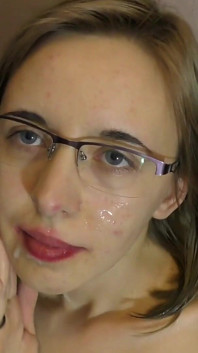 Nerd chica da mamada en primer plano