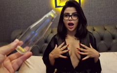 Erkek arkadaşım bir şişe hakkında fantezi kuruyor