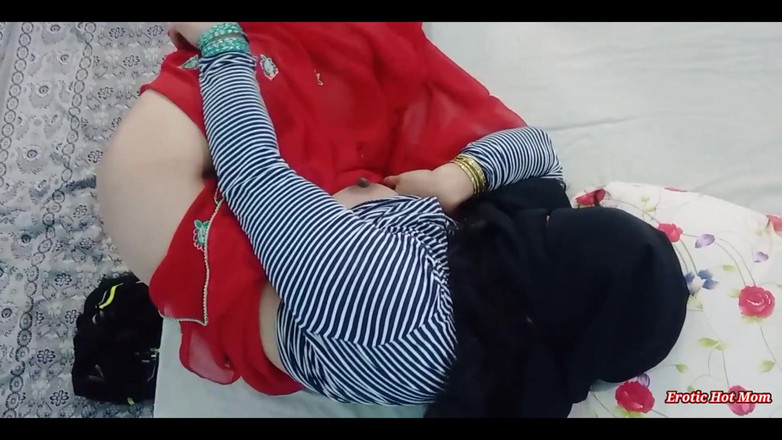 Netu: 보안 카메라 때문에 의붓여동생의 진실이 드러났고 친구와 히잡을 쓴 채 섹스하다 적발되었습니다.