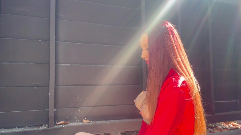 Artemisia Love: Італійська збуджена мамка Артемія любить показувати свої соковиті великі цицьки, які підстрибують на відкритому повітрі