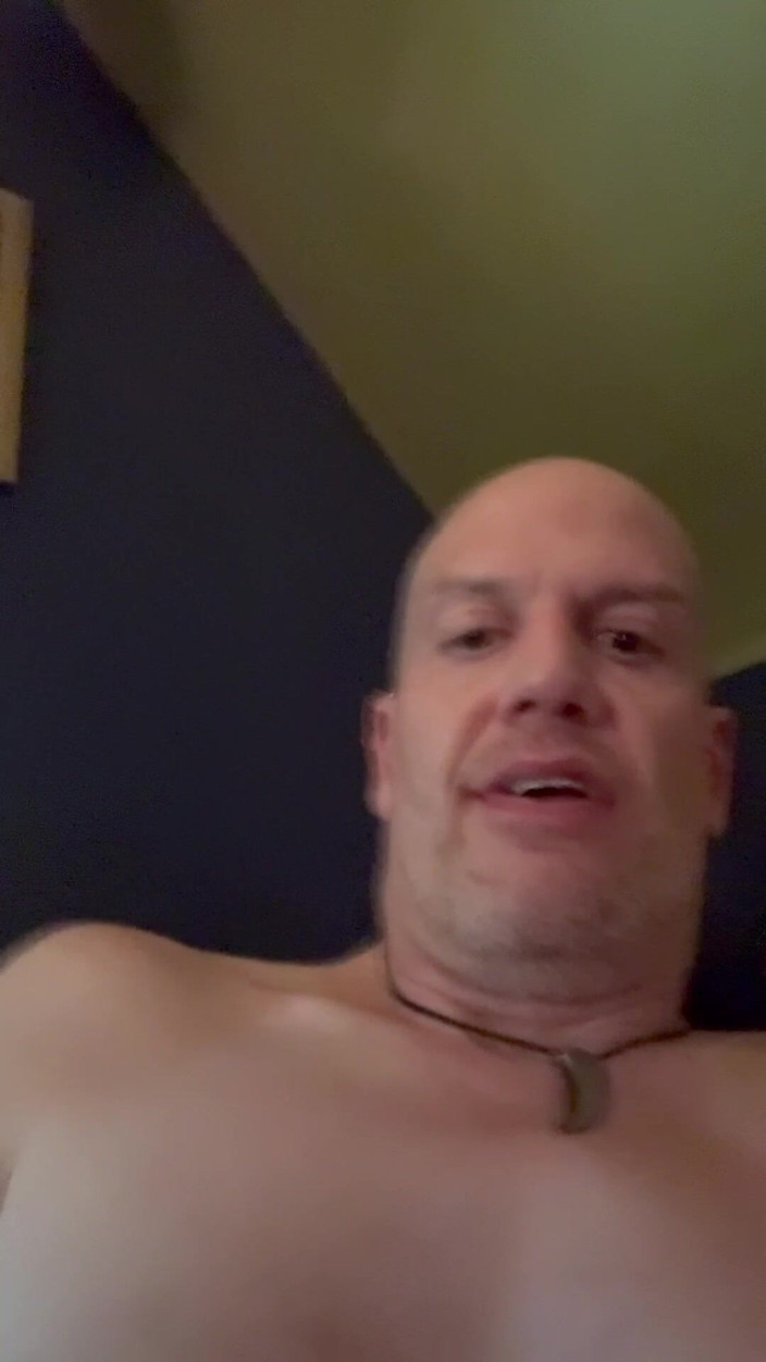 Douglas James: Scopata con dildo lontra crudo e sborra