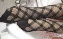 Mistress Legs: काले फिशनेट टाइटस में गीले पैर स्नान में