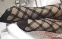 Mistress Legs: お風呂で黒い網タイツの濡れた足