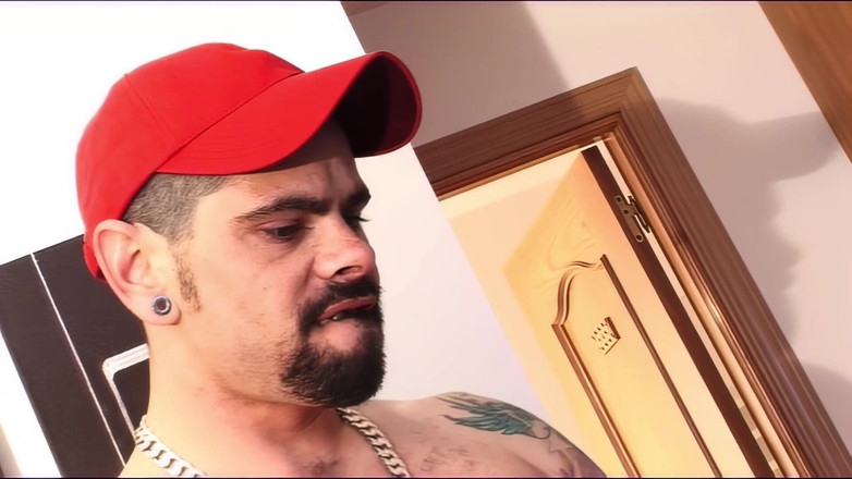 Transsexuell and gay club: Bărbați sexy masculini împart o pulă uriașă și dive în futai în trei cu...