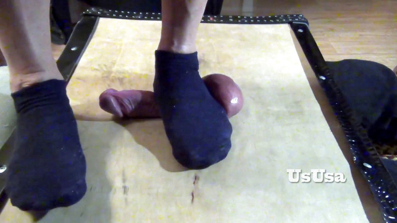 UsUsa: Nginjak kaki peler dengan kaus kaki hitam, UsUsa