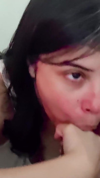 Záludné kouření ve studiu - Deepthroat, Saliva a Velká prsa v průhledných šatech - Selena Vega