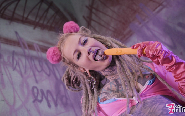 Z-Filmz: Dublă penetrare solo - masturbare anală goth punk tatuată și bancomat