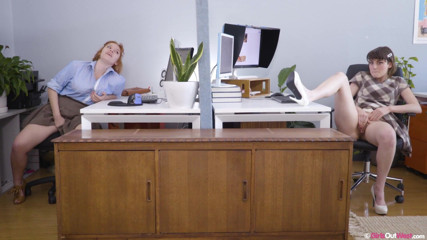 Girls Out West: Le ragazze formose dell'ufficio con grandi tette e fiche pelose...