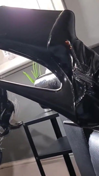 J'adore mes pieds en résille et mes grosses bottes brillantes