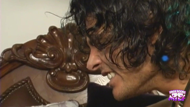 Huge Boobs MILF: Bu kaltak, bu adam onu yatakta sikmek için ortaya çıktığında mutlu...