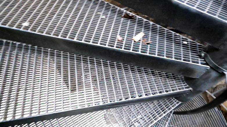 Bouncy Tits Action: 계단에서 벌거벗은 가슴을 때리기