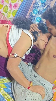 Hintli desi öğretmen ders çalışma zamanında öğrencisiyle sert seks yapıyor Hintli teyze büyük göğüsler