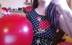 Nicoletta menggairahkanmu dengan balon besar dan siap untuk menunjukkan gairahnya pada fetish