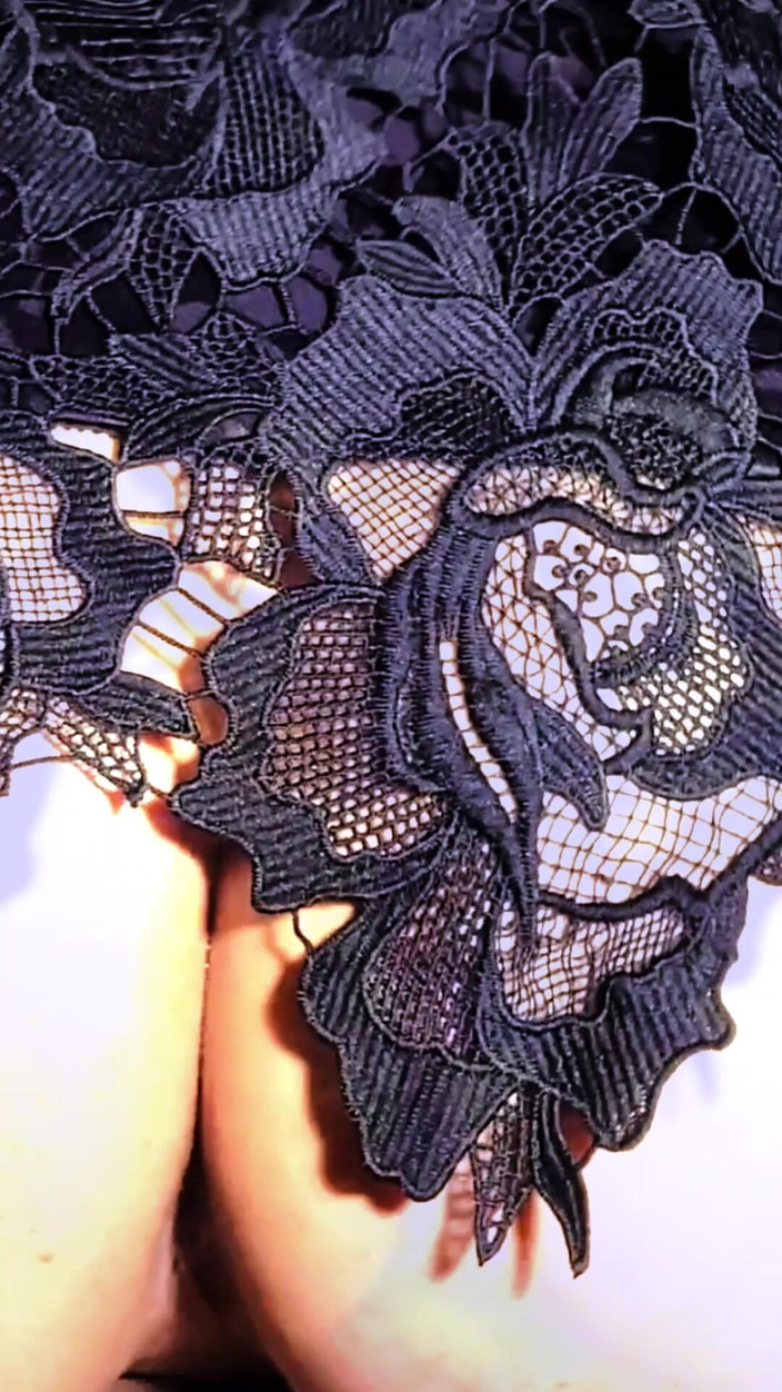 kandiKane: Kandi spielt mit ihrem eingeölten Arschpfeifen-Trance-Musikvideo