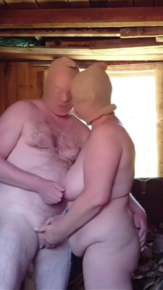 Hot-Pussy66: Возбужденная и голая в сарае