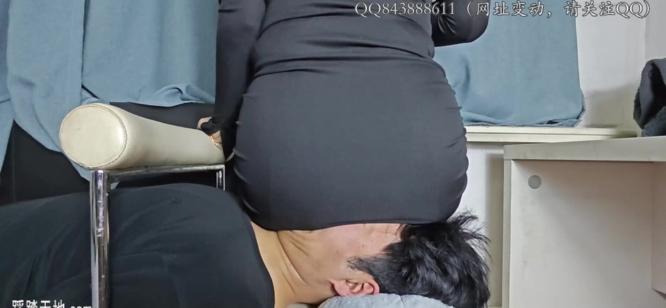 Giantess Domination: 180cm přítelkyně sedí na obličeji, hra 3