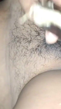 Priya Bhabhi queta la sete della sua figa con brinjal