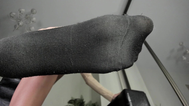 Feet lady: Schwarze socken in langen füßen