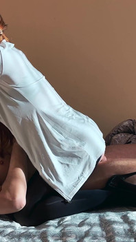 Parlak külotlu çoraplı hemşire myredfoxgirl bir hastayı vücuduyla tedavi ediyor