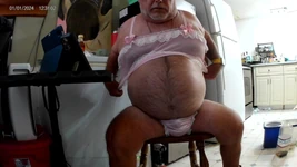 マーク・フレッチャーはブラジャーとパンティを着てあちこちで射精。