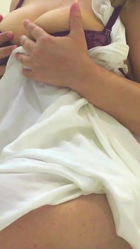 Cycata blond milf masturbuje się, aż spuści się w hotelu
