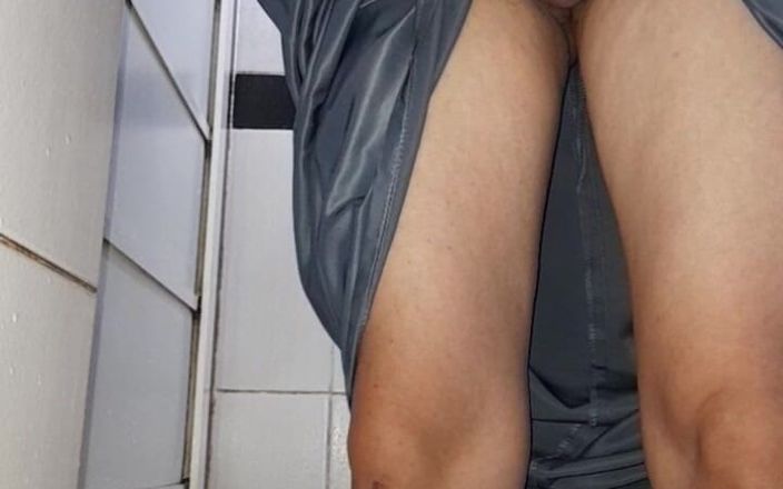 Naomisinka: Asiática crossdresser se masturbando e gozando vestindo uniforme escorregadio da...