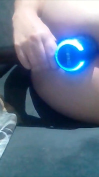 丰满的大屁股熟女用玩具操屁股