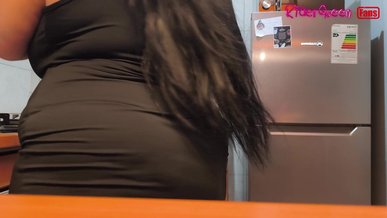 Riderqueen: Madrasta gostosa sexy, apenas fãs em câmera lenta, na cozinha