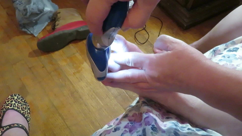 BBW nurse Vicki adventures with friends: Asistenta Vicki își freacă unghiile cu instrumentul ei electric de ouă...