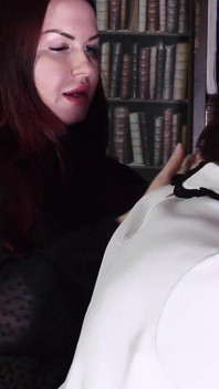 Entrevista de trabajo de castigo corporal La dominatrix Elysia entrevista a la esclava Mila para un papel de enseñanza en su universidad, con nalgadas