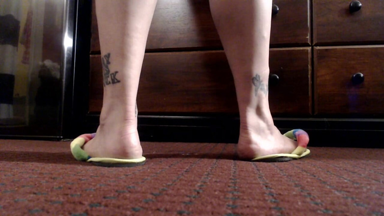 Abby Anna: 360' vista de las plantas maduras de los pies flipflops