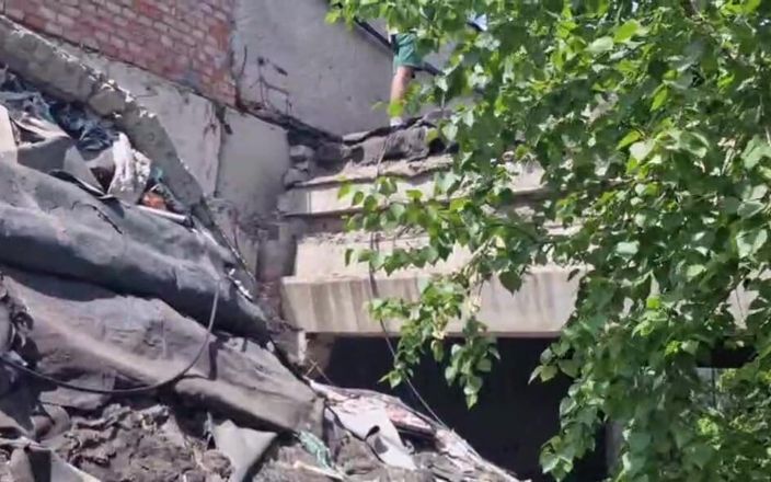 AlexGay: Le twink s’est perdu dans les ruines. Papa gardien m’a...