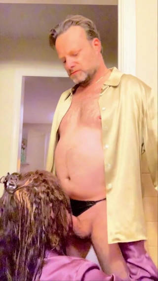 Satin Fetish King: Bicchiere di soda rossa e una miLF lussuriosa con cazzo...
