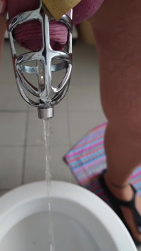 Pissen in de peniskooi met katheter in een panty