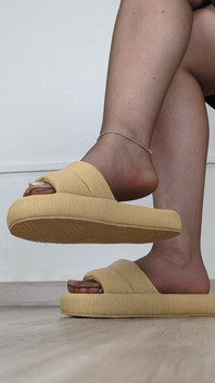 Gioco di scarpe, ciondolanti e camminata in pantofole e calze a casa (Collezione di scarpe) - Dame Olga