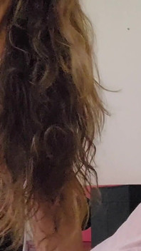 O mamă sexy incitantă a plănuit să se îmbrace, dar în schimb a fost umplută cu spermă în cur