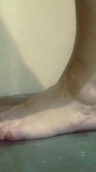 com os pés 3