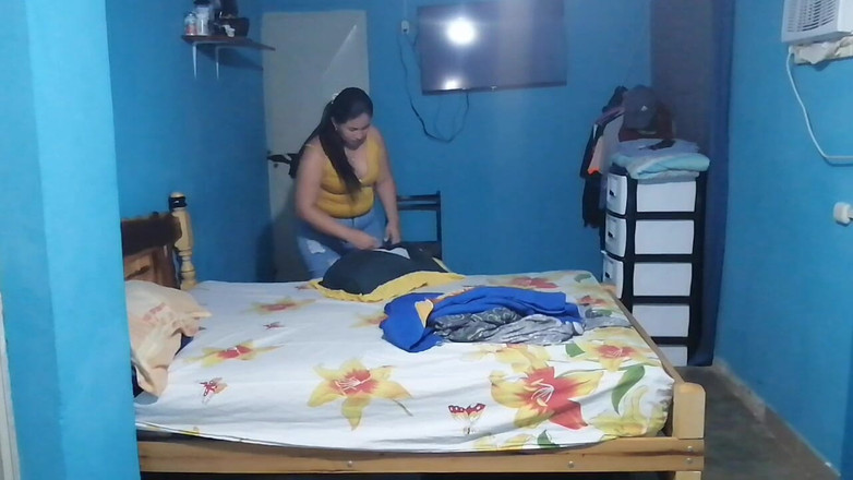 Sexysweet0455: Me masturbo el coño y mi gran culo para que...